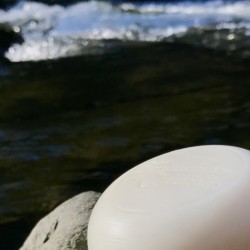 Nettoyer la peau sensible avec un savon de grande qualité